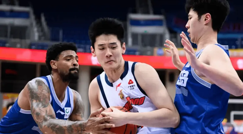 开云体育下载公司-王洪泽生涯新高!8投7中狂砍22+8+4+2,攻防一体统治内线