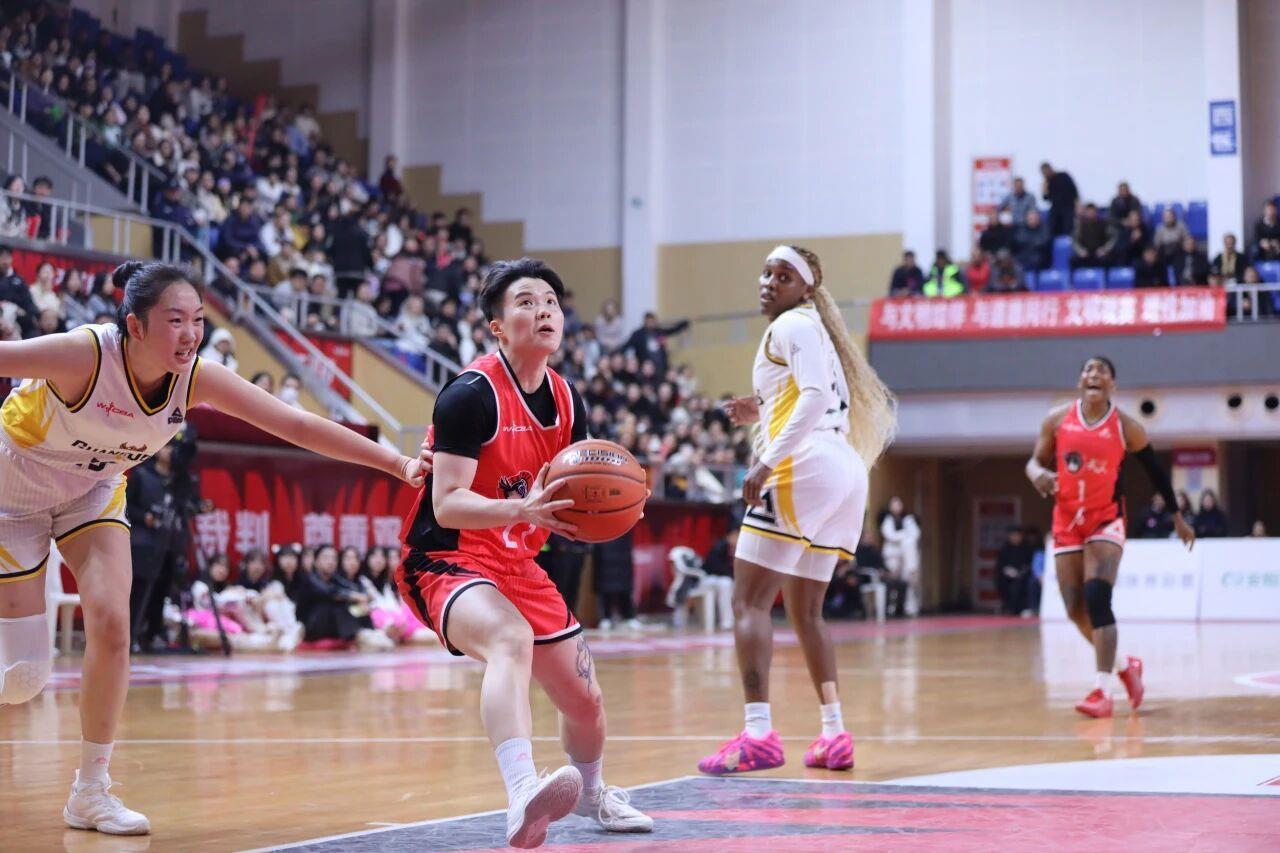 开云体育下载部门-WCBA联赛首胜卫冕冠军,武汉盛帆黄鹤女篮稳居积分榜第八位