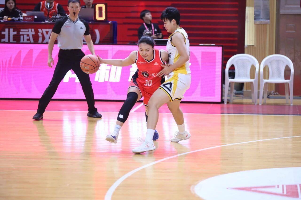 开云体育下载部门-WCBA联赛首胜卫冕冠军,武汉盛帆黄鹤女篮稳居积分榜第八位