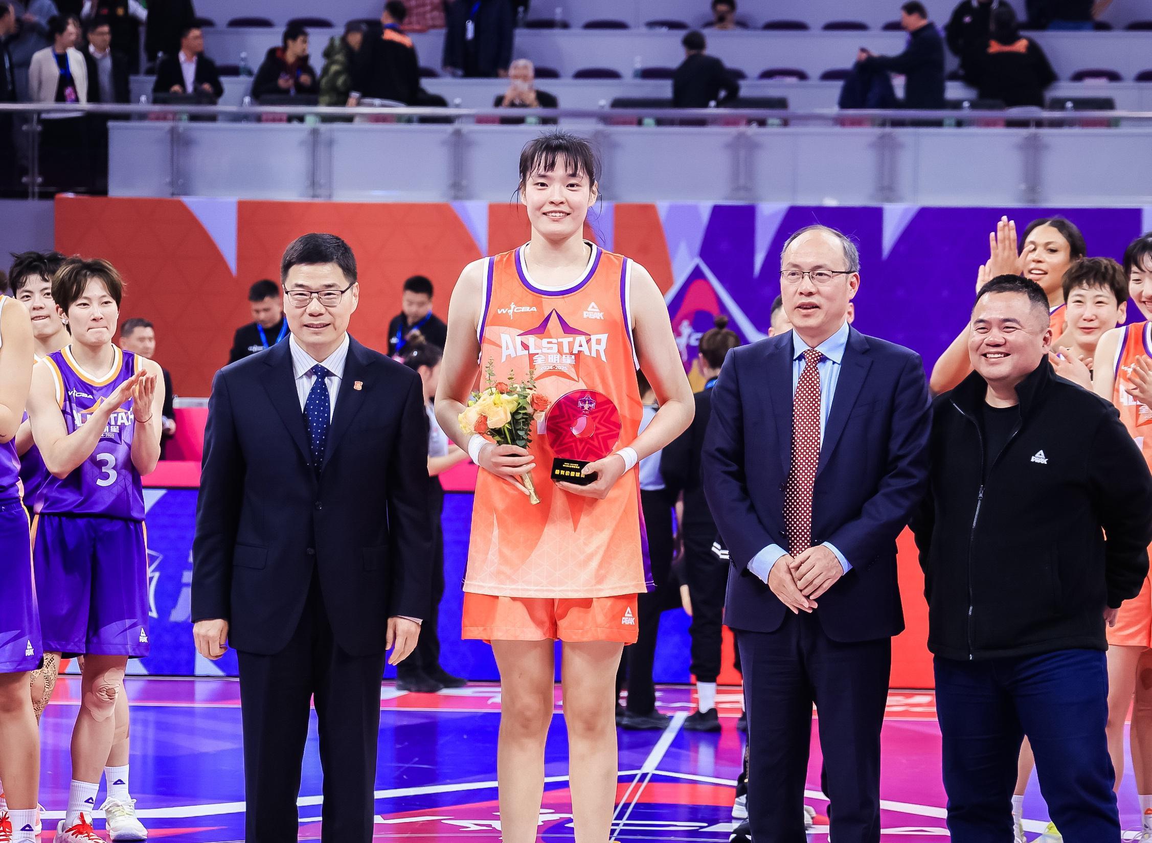开云体育下载管理-3大数据前3！女篮25岁2米王牌闪耀：力压女奥尼尔，宫鲁鸣召她？